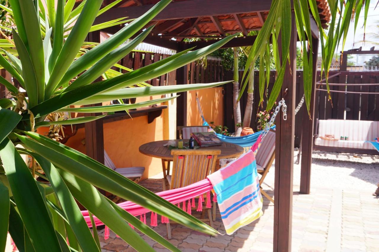 Cariñas Studio Apartments Palm Beach Exterior foto