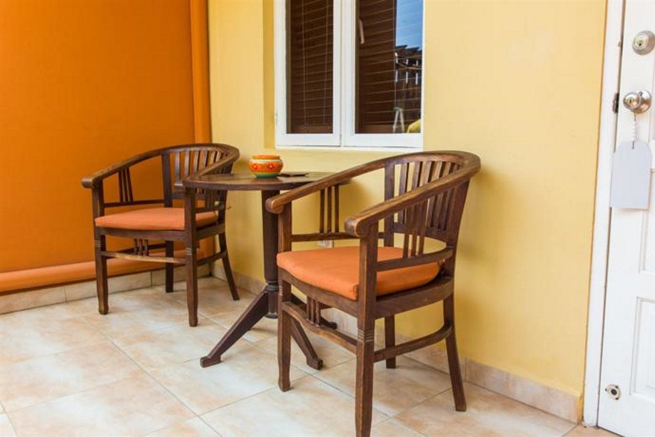 Cariñas Studio Apartments Palm Beach Exterior foto